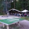 Tischtennisplatte und Feuerstelle